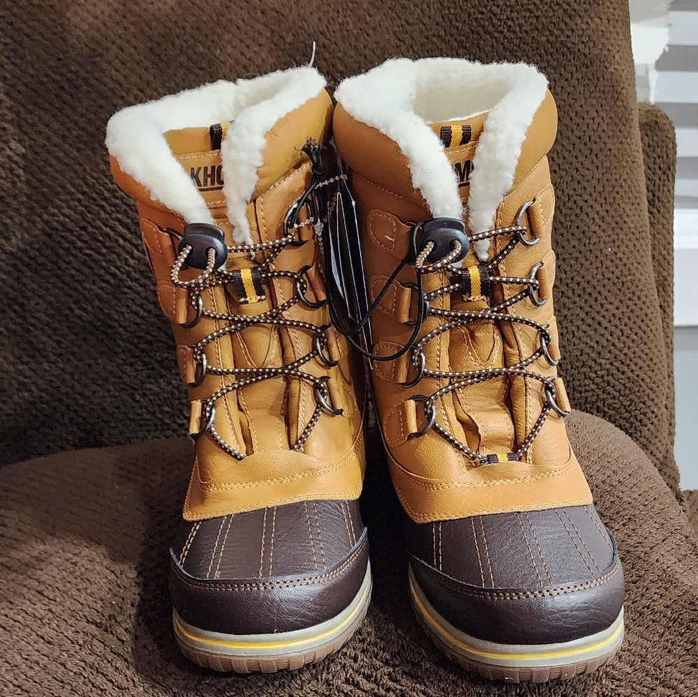 Kids KHOMBU SnowBoots. Color brown and tan. Size 4 in kids.